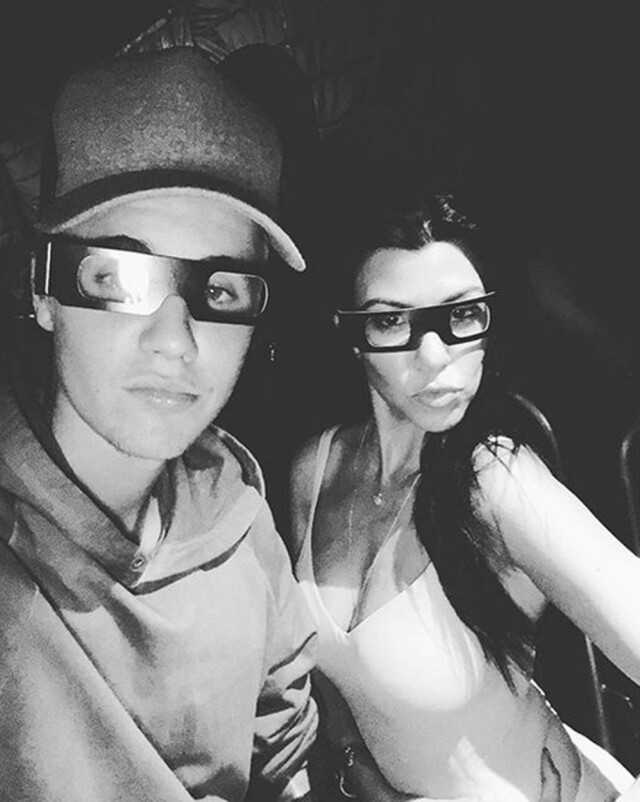 DELTE BILDE: Justin la ut dette bildet på Instagram av seg selv og Kourtney med det som ser ut som 3D-briller. Foto: NTB scanpix DELTE BILDE: Justin la ut dette bildet på Instagram av seg selv og Kourtney med det som ser ut som 3D-briller. Foto: NTB scanpix
